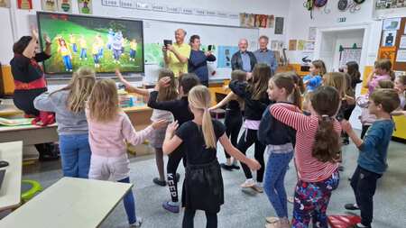 Čebelarji na obisku v podružnični šoli Kotlje  (2)